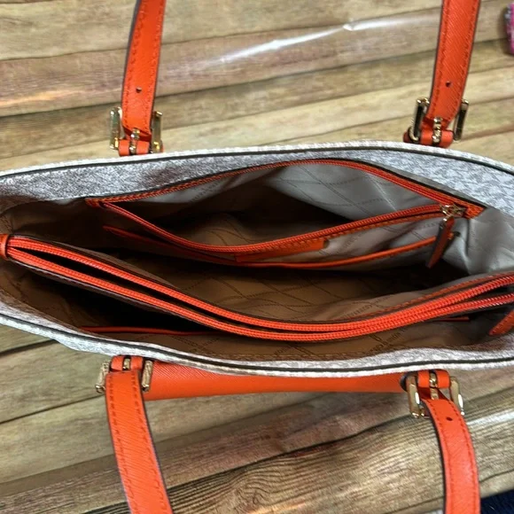 NWOT- Jet Set Medium Multifunction Pocket Tote Bag with Wallet - Picture 9 of 16